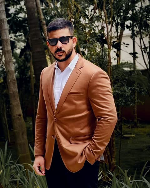 Luis, gestor de tráfego da Nobre Ads, de blazer caramelo.